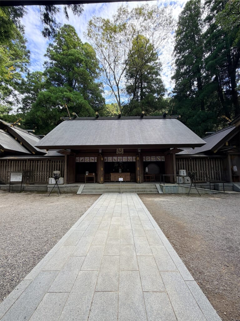 木々に囲まれた天岩戸神社 西本宮の拝殿