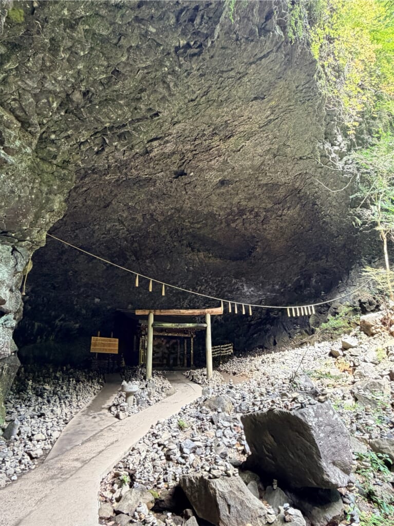 大きな洞窟の中に鳥居としめ縄が見える天安河原宮