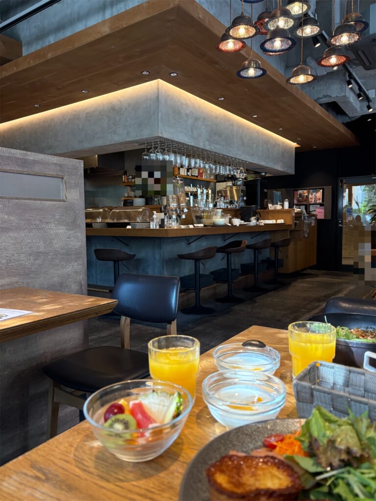 ホテルコルディア大阪1階のレストランDINING1325。カウンター席と吊り下げ照明のある店内