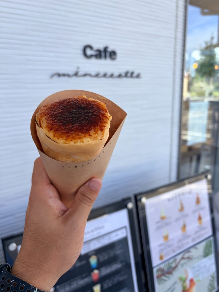 表面がこんがりキャラメリゼされたお芋ブリュレのクレープ