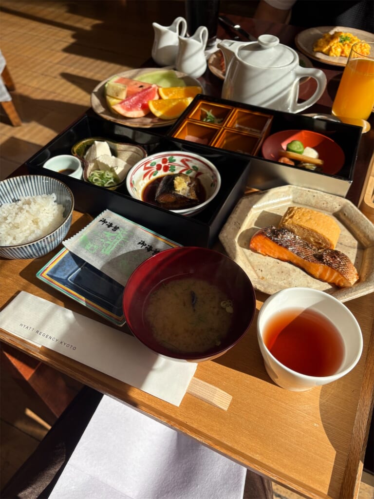 ハイアット リージェンシー 京都の和朝食。焼き鮭、玉子焼き、小鉢が並ぶお膳