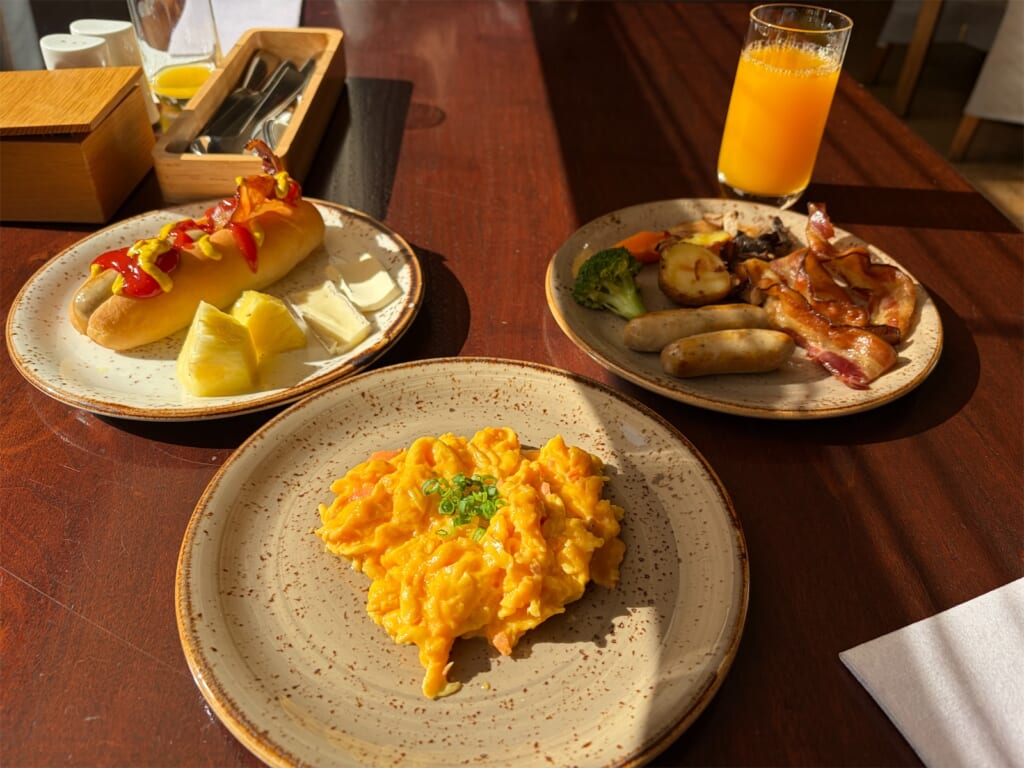 ハイアット リージェンシー 京都の朝食。スクランブルエッグやソーセージの洋食プレート