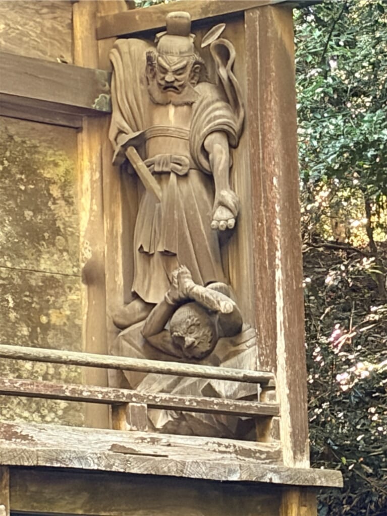 高千穂神社の社殿に施された人物の木彫り