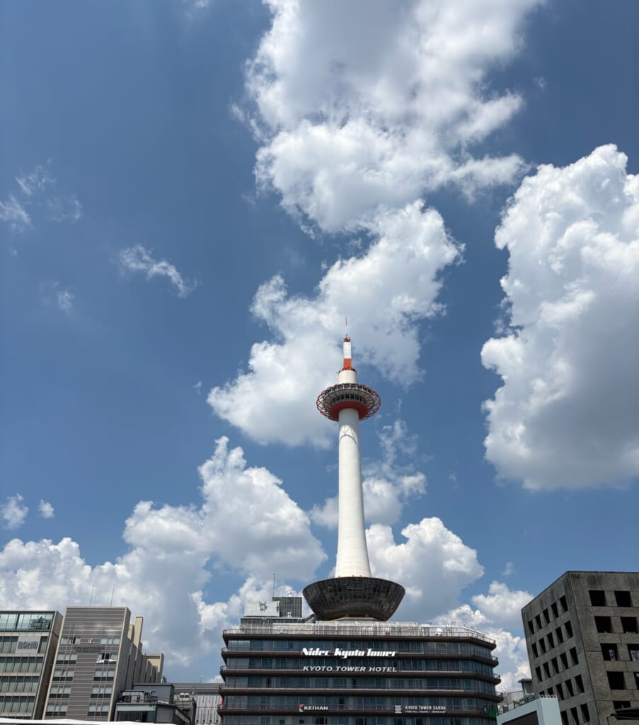 京都駅前から見上げた京都タワーと夏の青空