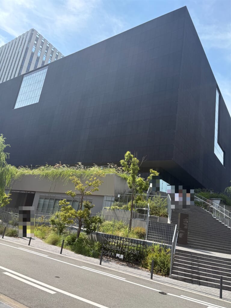 大阪・中之島にある黒い箱のような形の大阪中之島美術館と、入口へ続く階段