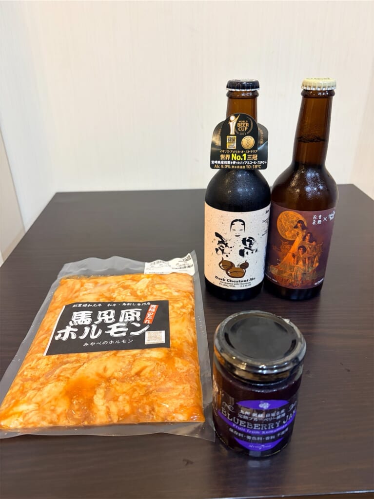帰宅後に並べた、この日のお土産(クラフトビール2本、馬見原ホルモン、ブルーベリージャム)
