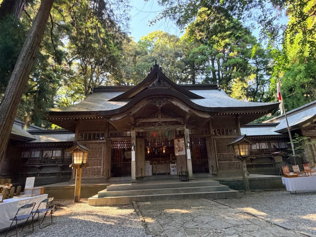 木々に囲まれた高千穂神社の社殿