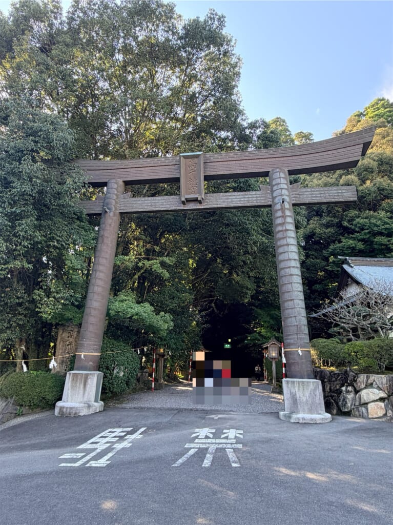 高千穂神社の正面に立つ大きな鳥居