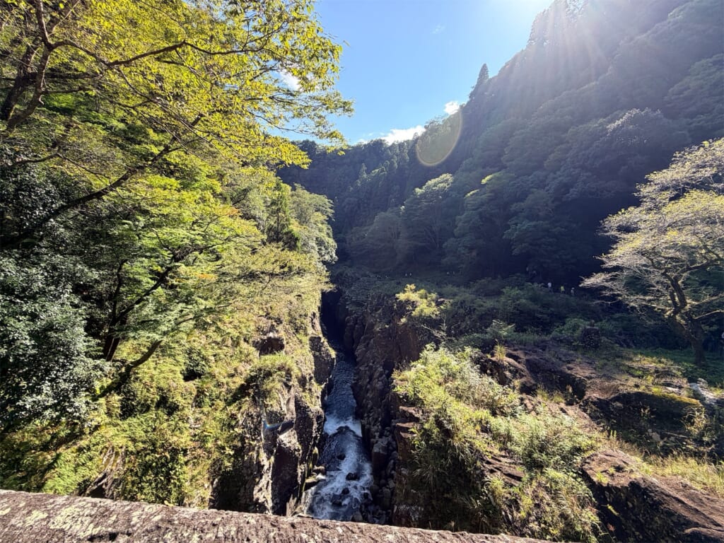 切り立った崖の間を川が流れる高千穂峡の渓谷
