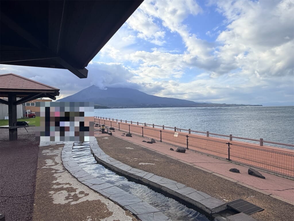 海沿いに長く続く足湯と、その向こうに見える桜島